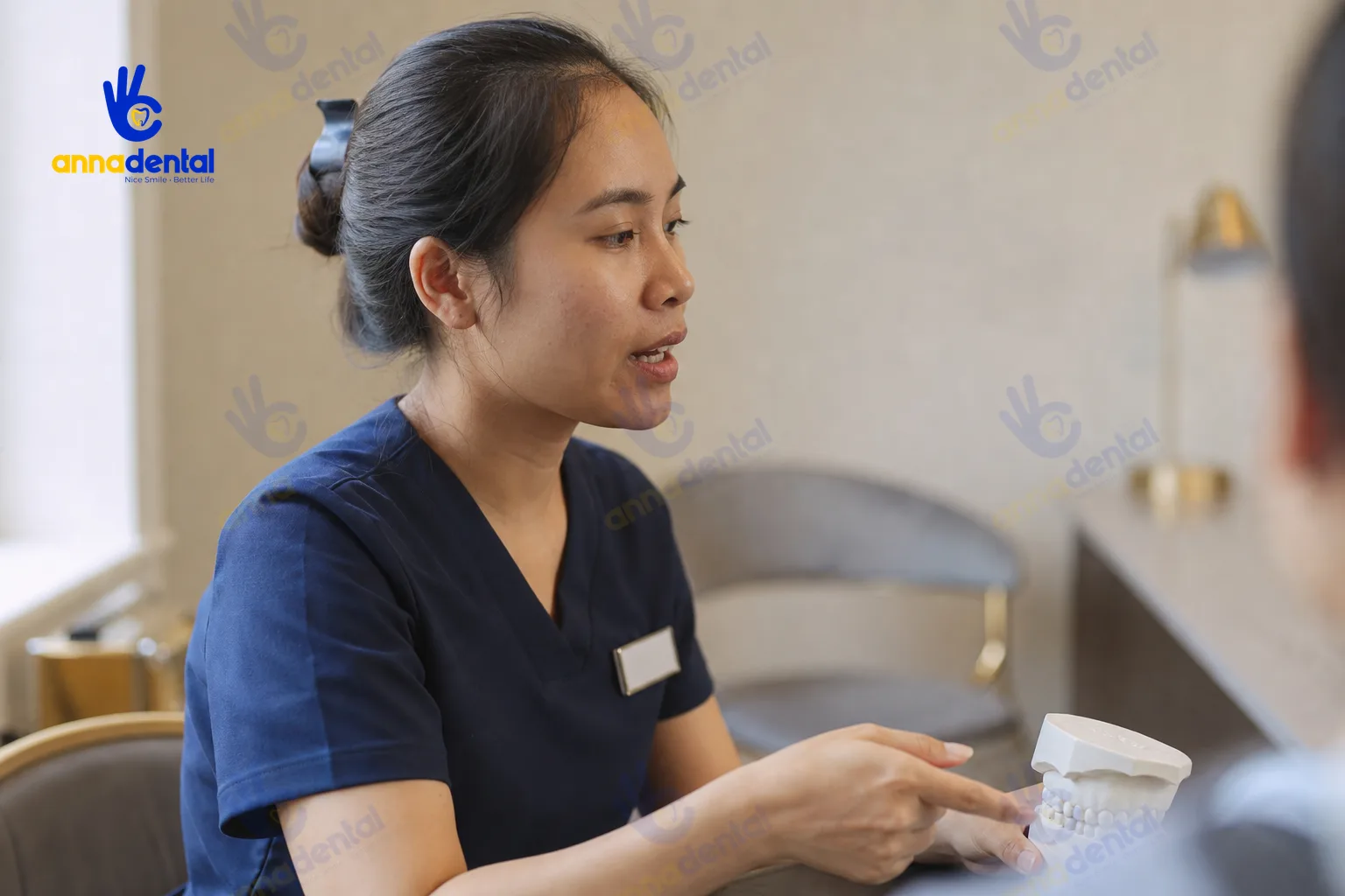 Bác sĩ tư vấn hướng điều trị cho bệnh nhân tại phòng khám