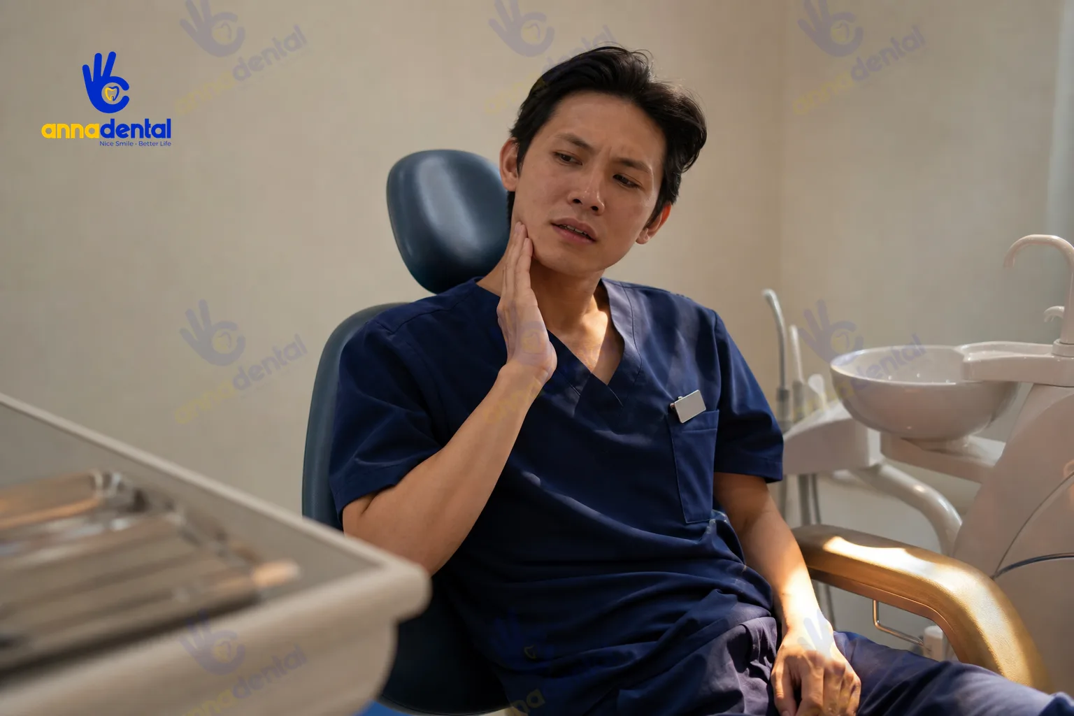 Người trẻ xoa nhẹ vùng hàm trong cùng biểu hiện đau răng