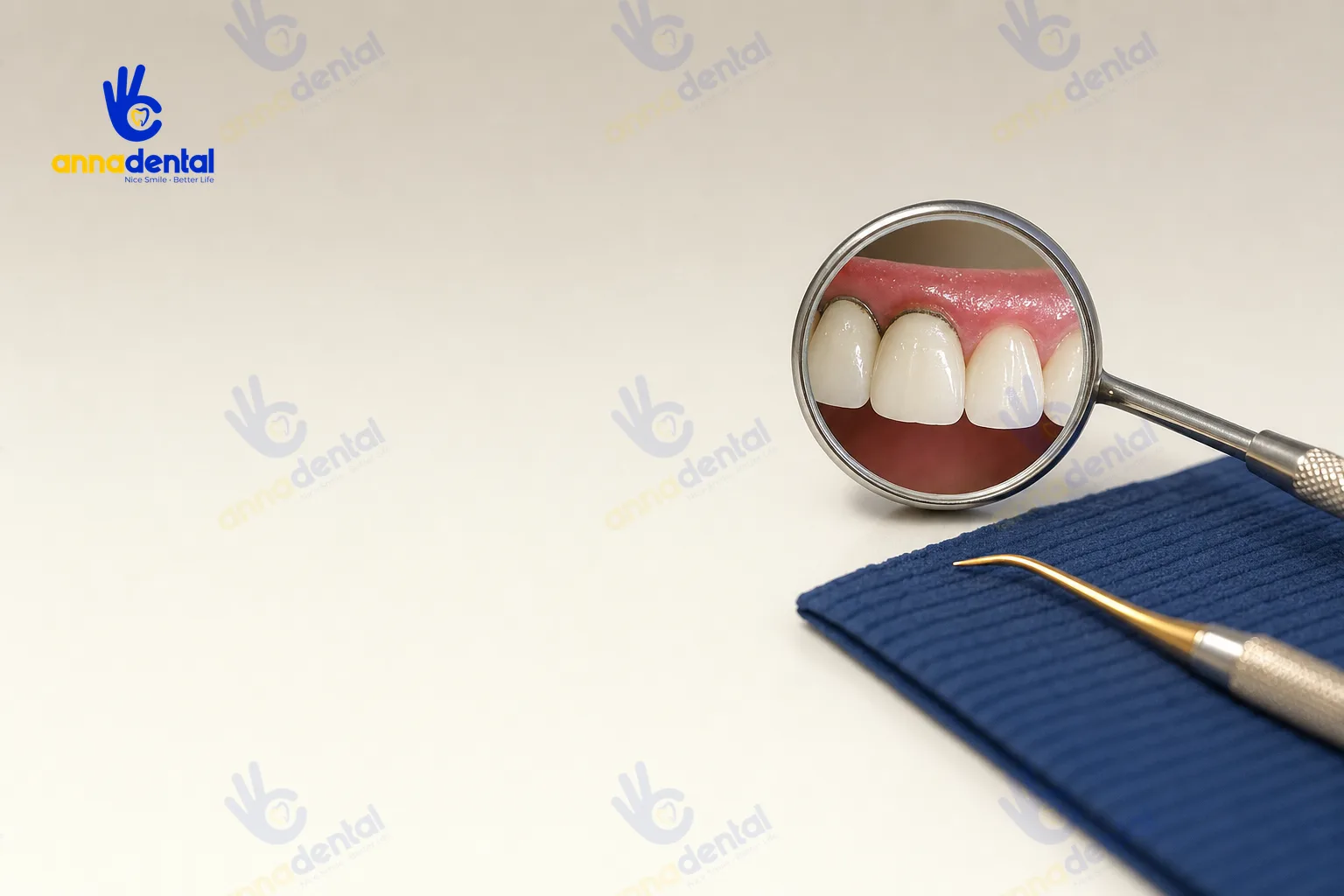 Dụng cụ nha khoa soi rõ viền nướu sậm màu quanh răng sứ