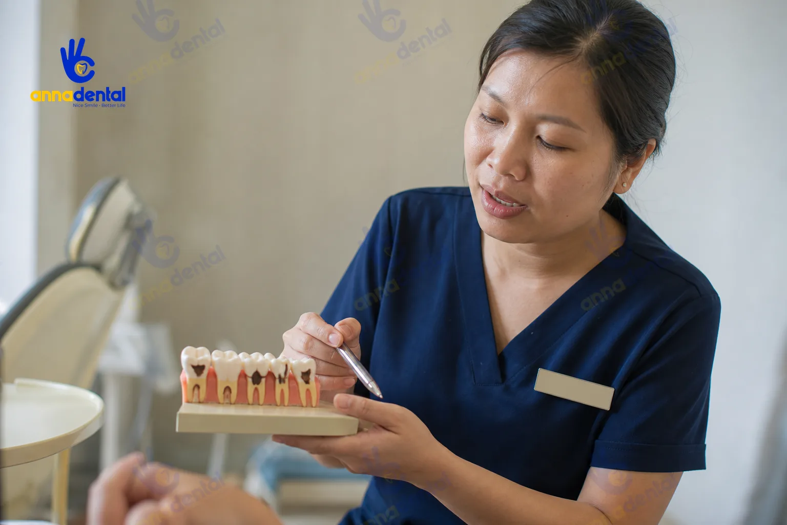 Nhân viên nha khoa giải thích bốn giai đoạn tiến triển sâu răng cho bệnh nhân
