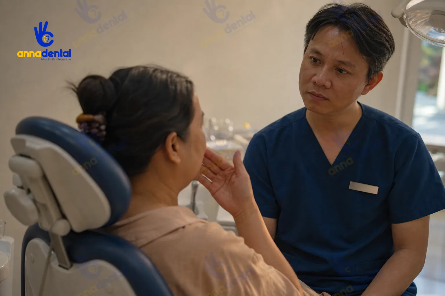 Bệnh nhân chia sẻ cảm giác đau nhức với nha sĩ khi phát hiện sâu răng