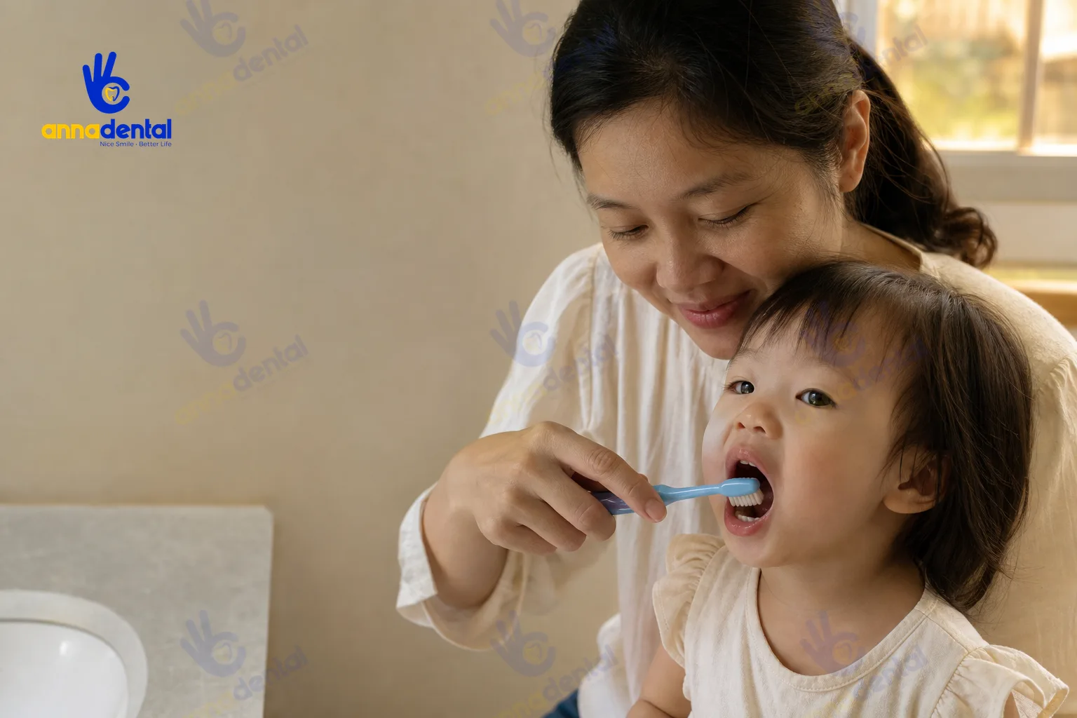 Mẹ chải răng cho bé phòng ngừa sâu răng trẻ em