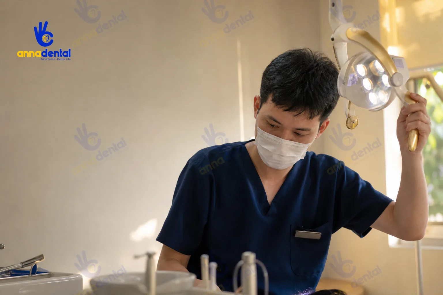 Bác sĩ người Việt đang kiểm tra thiết bị trước khi tẩy trắng răng cho bệnh nhân