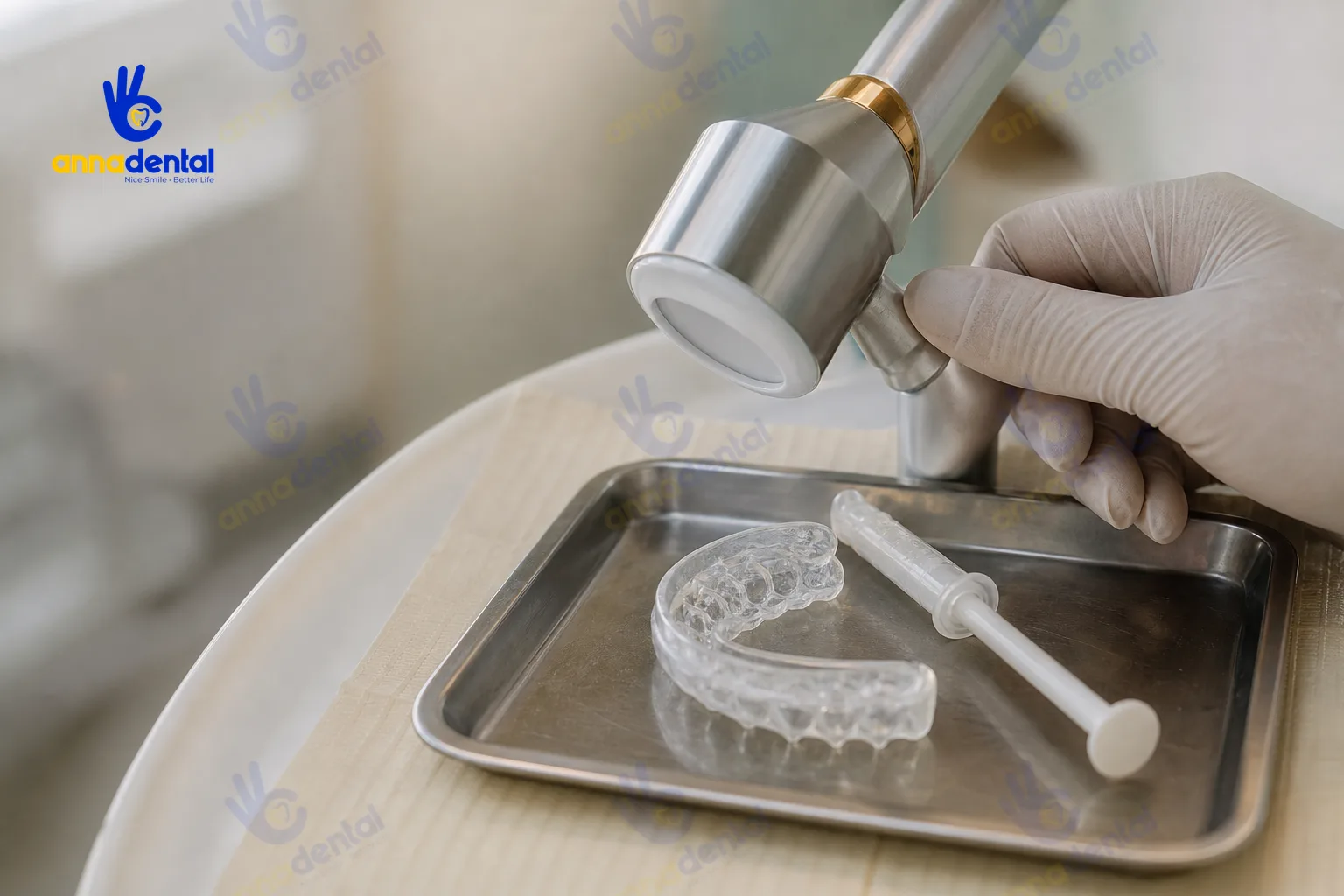 Khay nha khoa với máng tẩy, gel và thiết bị dùng cho tẩy trắng răng tại phòng khám