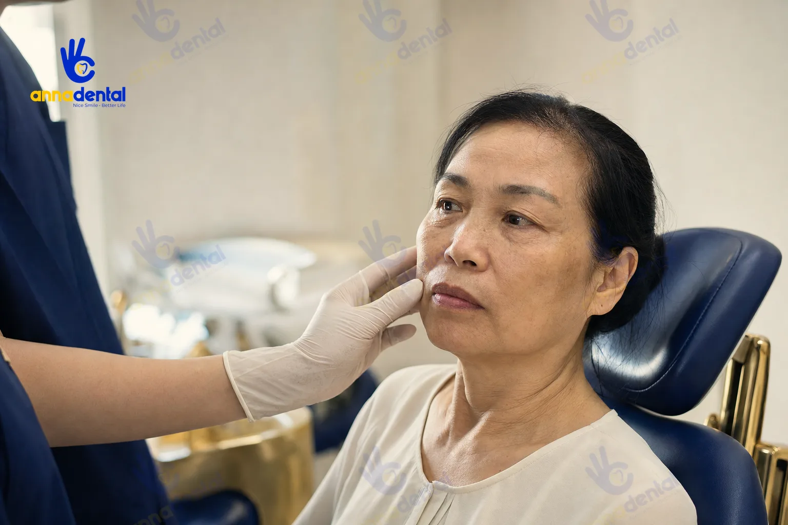 Bác sĩ kiểm tra má hóp và khuôn mặt biến dạng do tiêu xương hàm