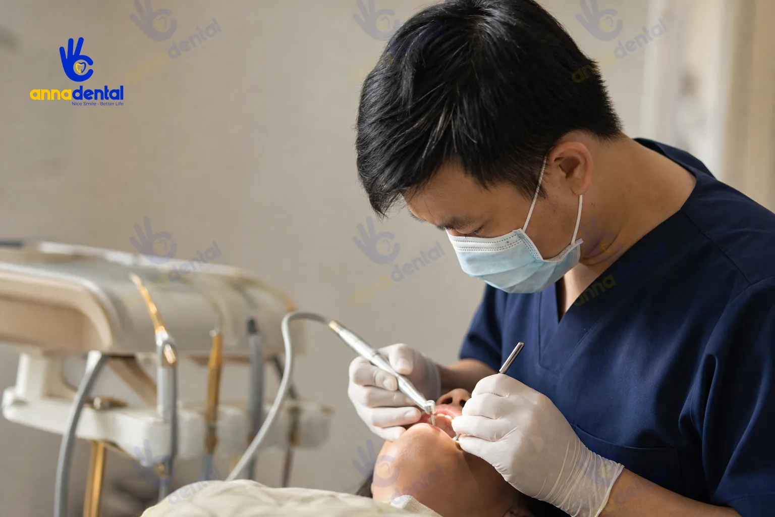Bác sĩ đang khoan làm sạch vùng răng sâu và chuẩn bị trám trên ghế nha khoa