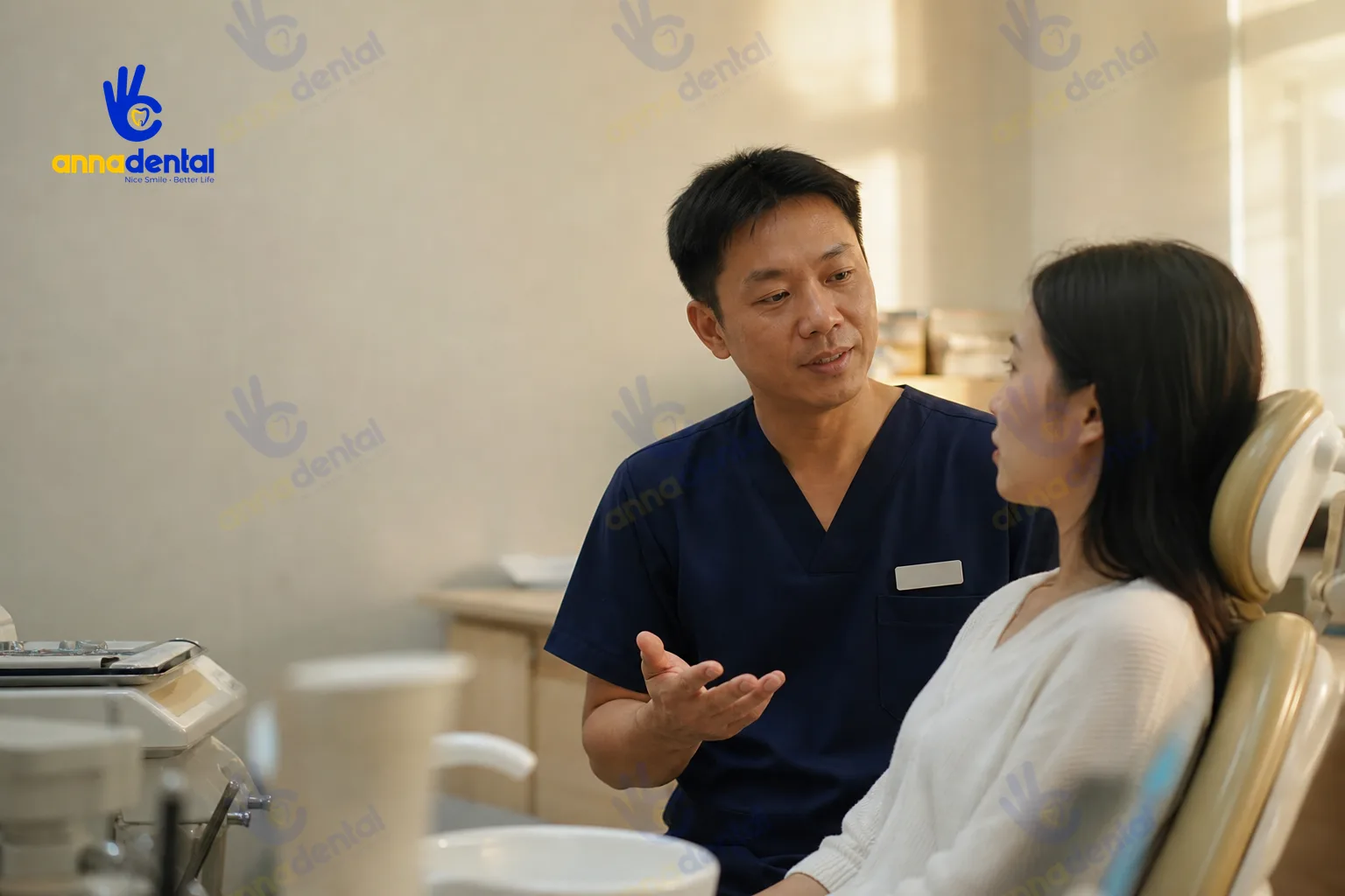 Bác sĩ tư vấn điều trị cho bệnh nhân có dấu hiệu viêm tủy sau khi trám răng