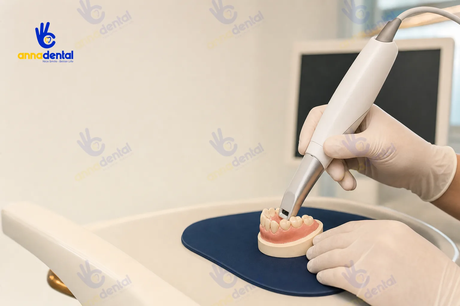Bàn tay bác sĩ dùng máy quét trong miệng để làm inlay onlay