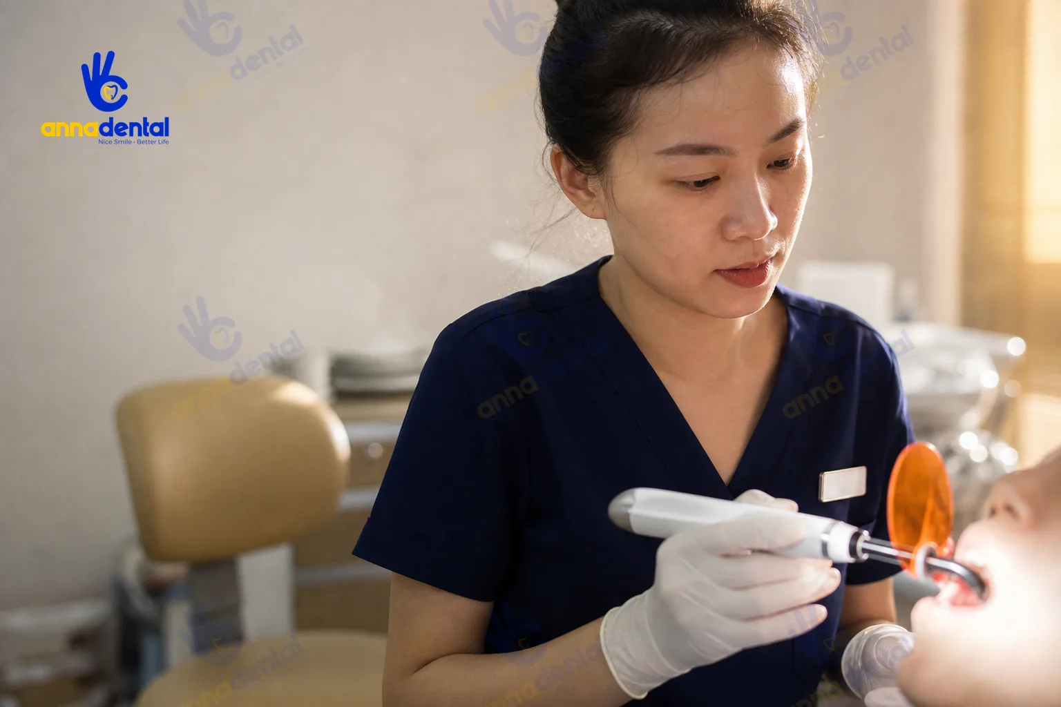 Bác sĩ đang chiếu đèn trám răng cho bệnh nhân tại phòng nha