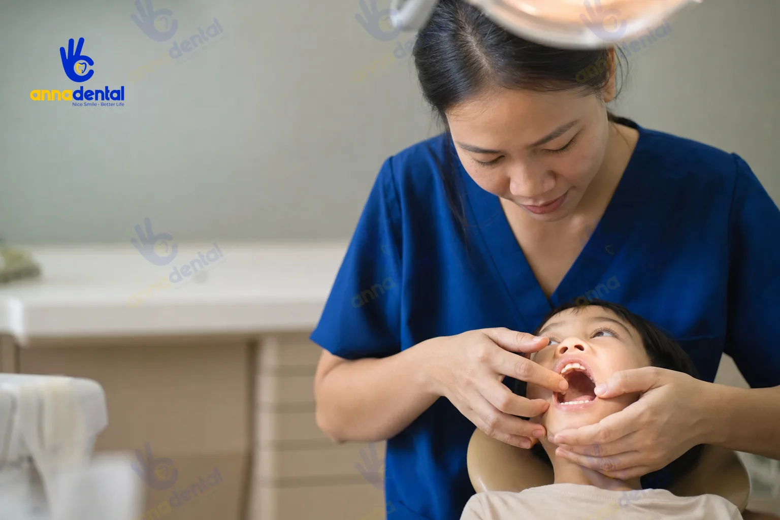 Bác sĩ nha khoa kiểm tra khớp cắn và men răng cho trẻ