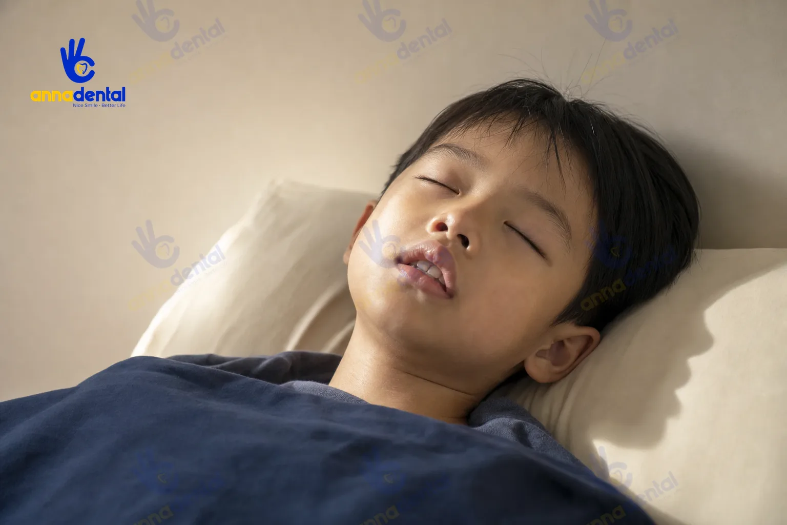 Trẻ ngủ nghiến răng nhận biết nguyên nhân và cách xử lý an toàn