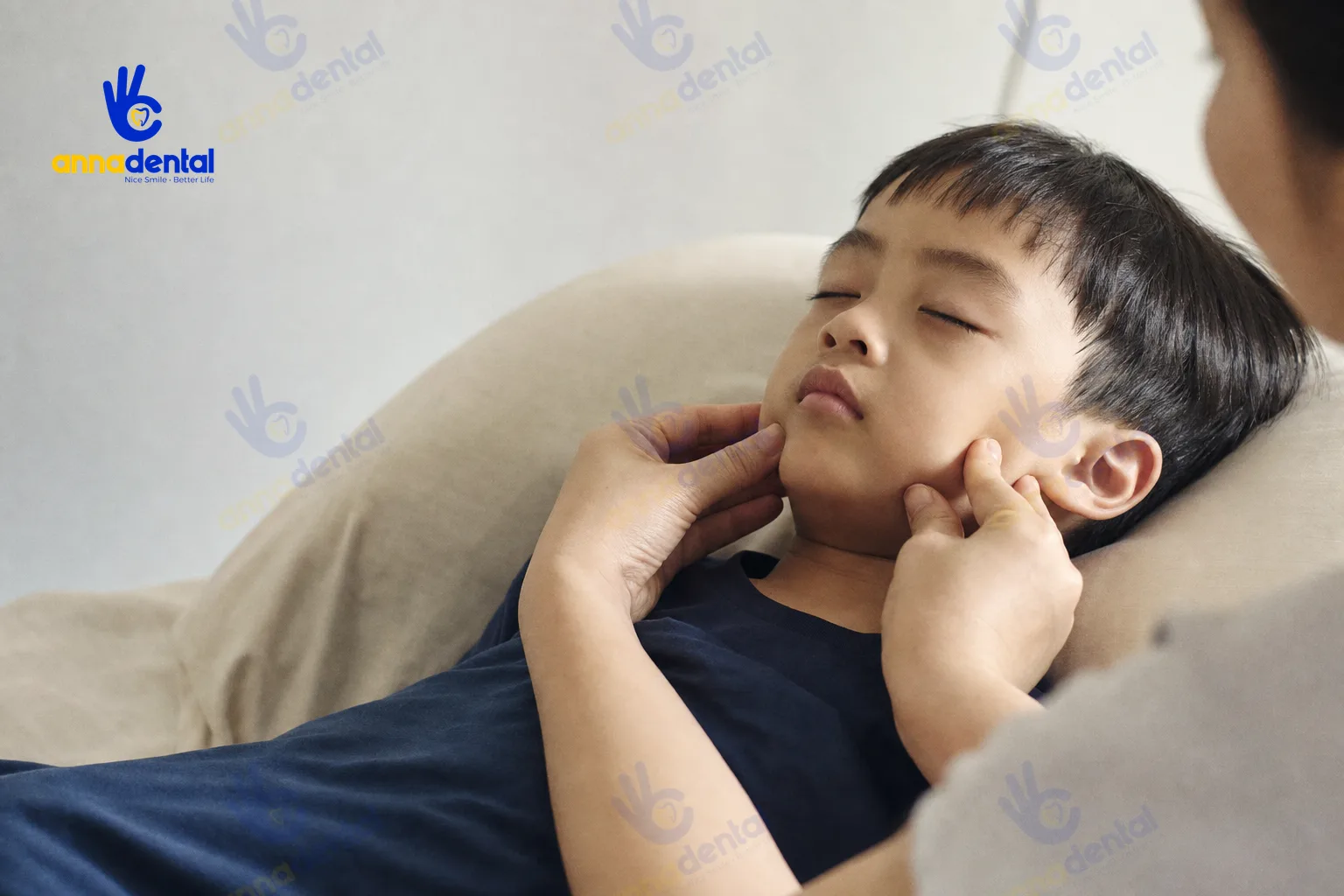 Cha mẹ xoa dịu vùng hàm cho trẻ trước khi ngủ