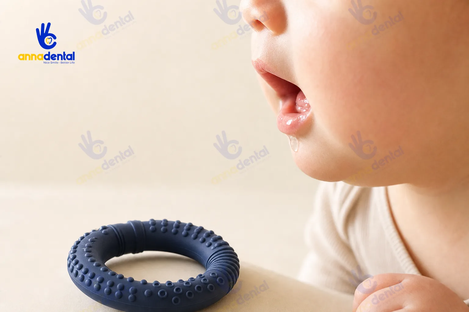 Nướu trẻ sưng đỏ chuẩn bị mọc răng và chảy dãi nhiều