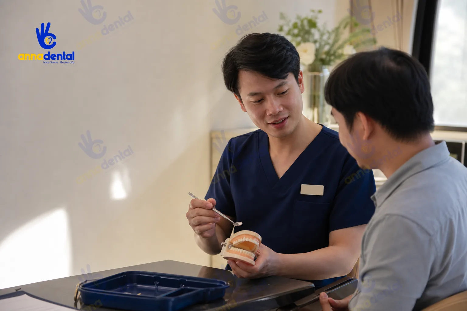 Bác sĩ nha khoa tư vấn cách chăm sóc và hỗ trợ trị sâu răng tại nhà