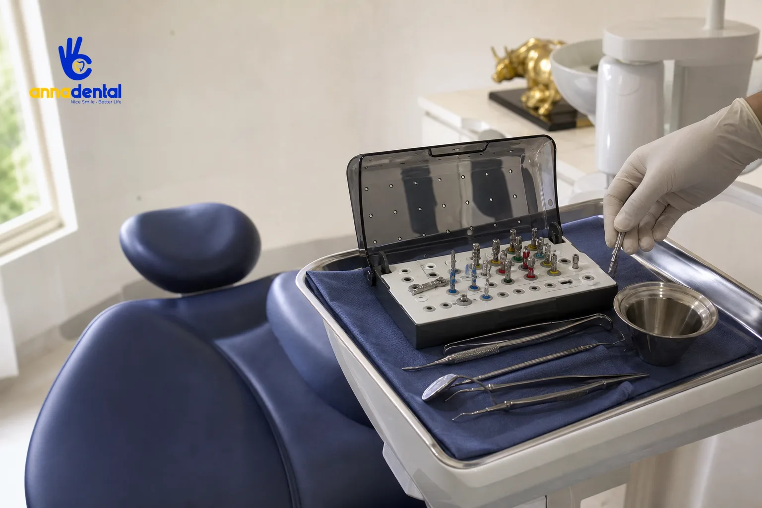 Khay dụng cụ phẫu thuật Implant All-on-4 và ghế nha khoa trong phòng