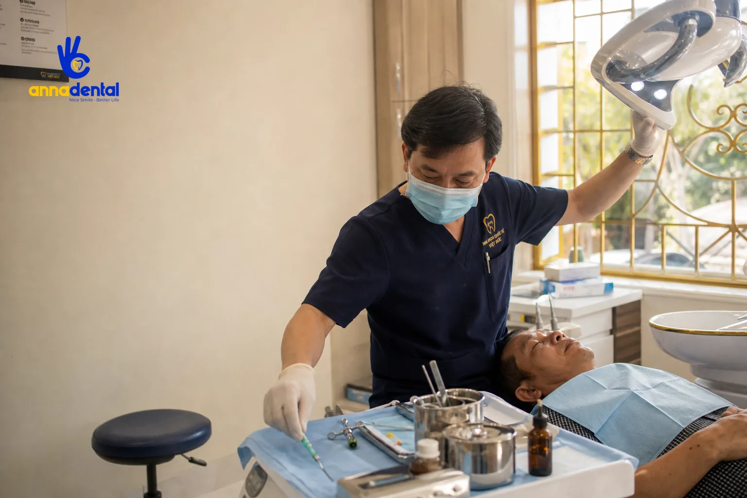 Quy trình trồng răng implant có đau không trong phòng nha thực tế với bác sĩ và bệnh nhân