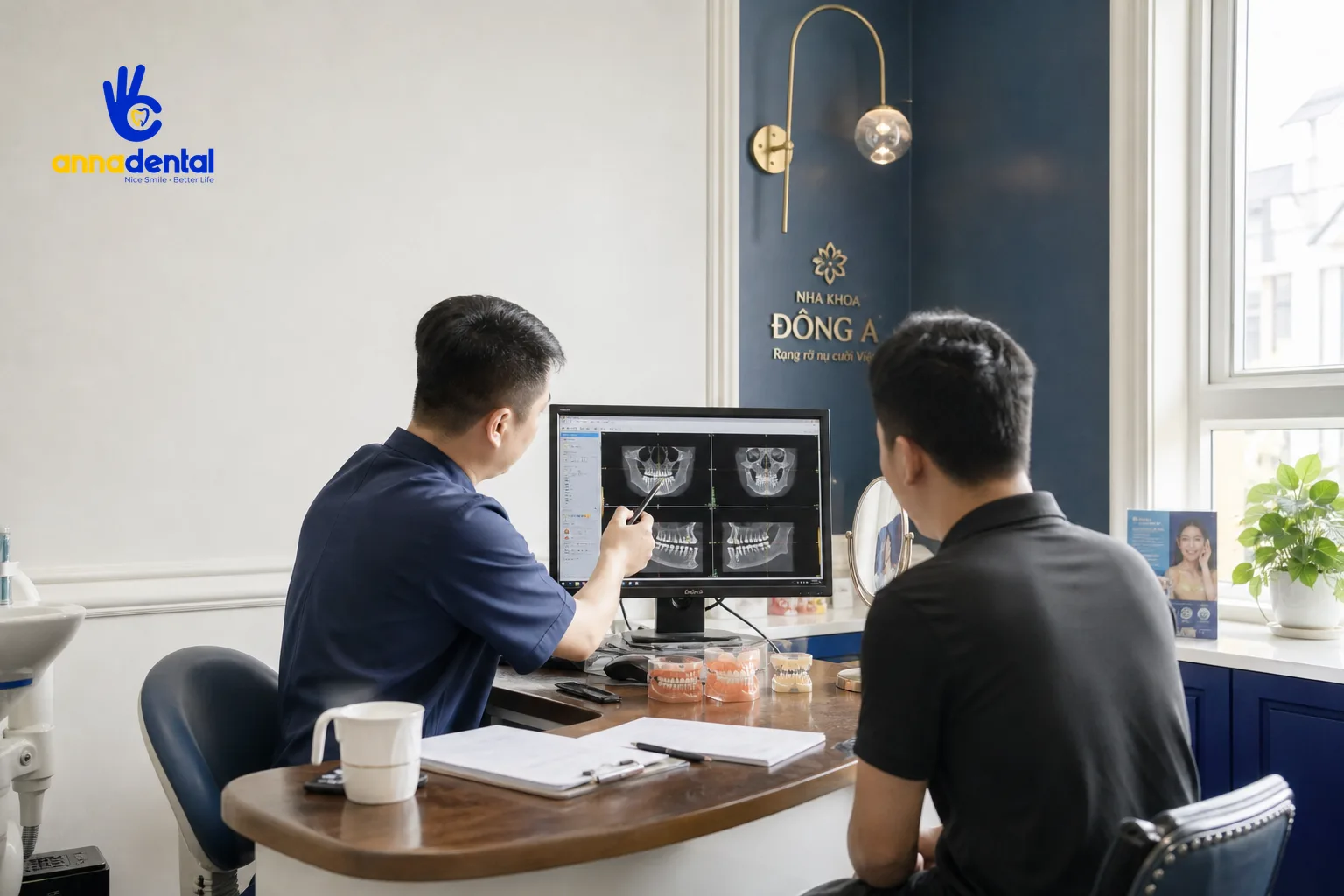 Bác sĩ đang tư vấn đọc phim chụp CT cùng bệnh nhân trước khi trồng implant