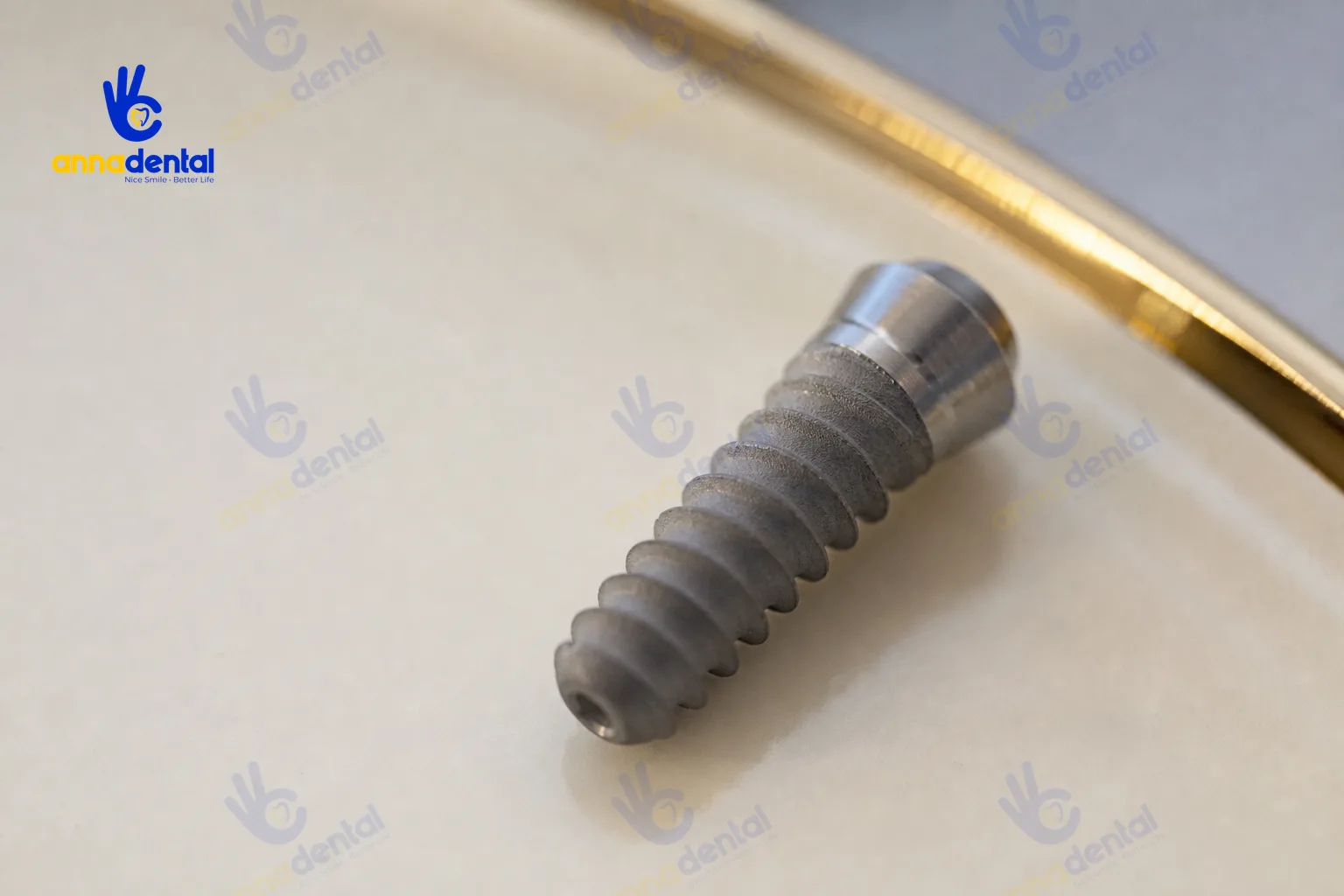 Ảnh macro trụ Implant titanium trồng răng implant có đi máy bay được không
