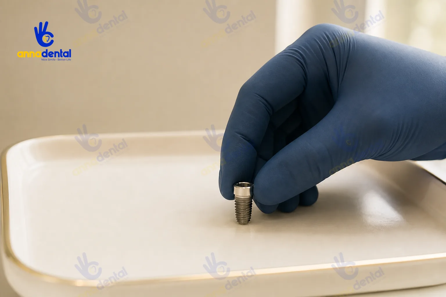 Tay cầm trụ Implant đặt trên khay trơn trong phòng nha khoa