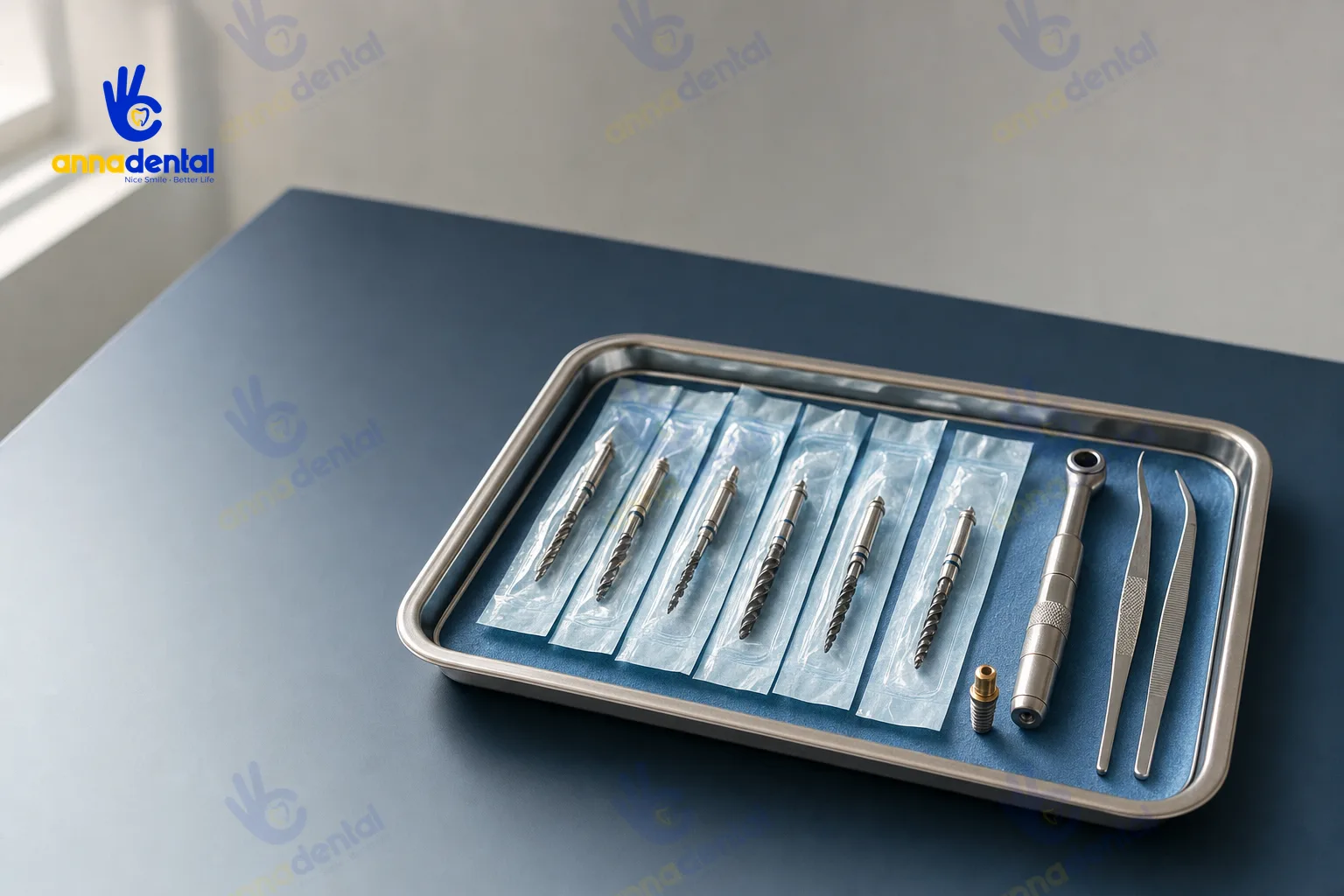 Khay dụng cụ cấy ghép Implant được sắp xếp trong phòng phẫu thuật