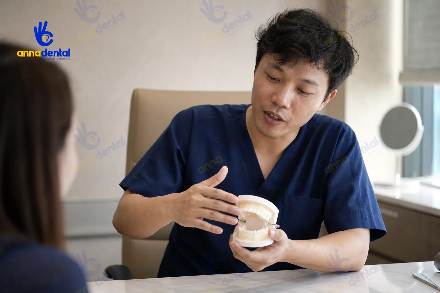 Bác sĩ tư vấn về trồng răng implant giá bao nhiêu trong buổi tiếp nhận bệnh nhân