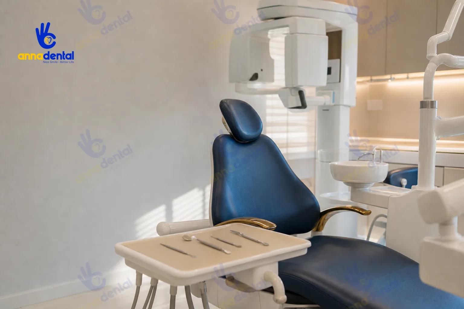 Phòng phẫu thuật nha khoa với ghế điều trị, khay dụng cụ và máy chụp CT Cone Beam