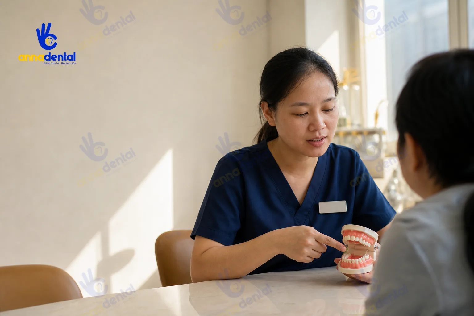 Bác sĩ nha khoa đang giải thích về chứng chỉ chuyên môn và nguồn gốc trụ Implant cho bệnh nhân