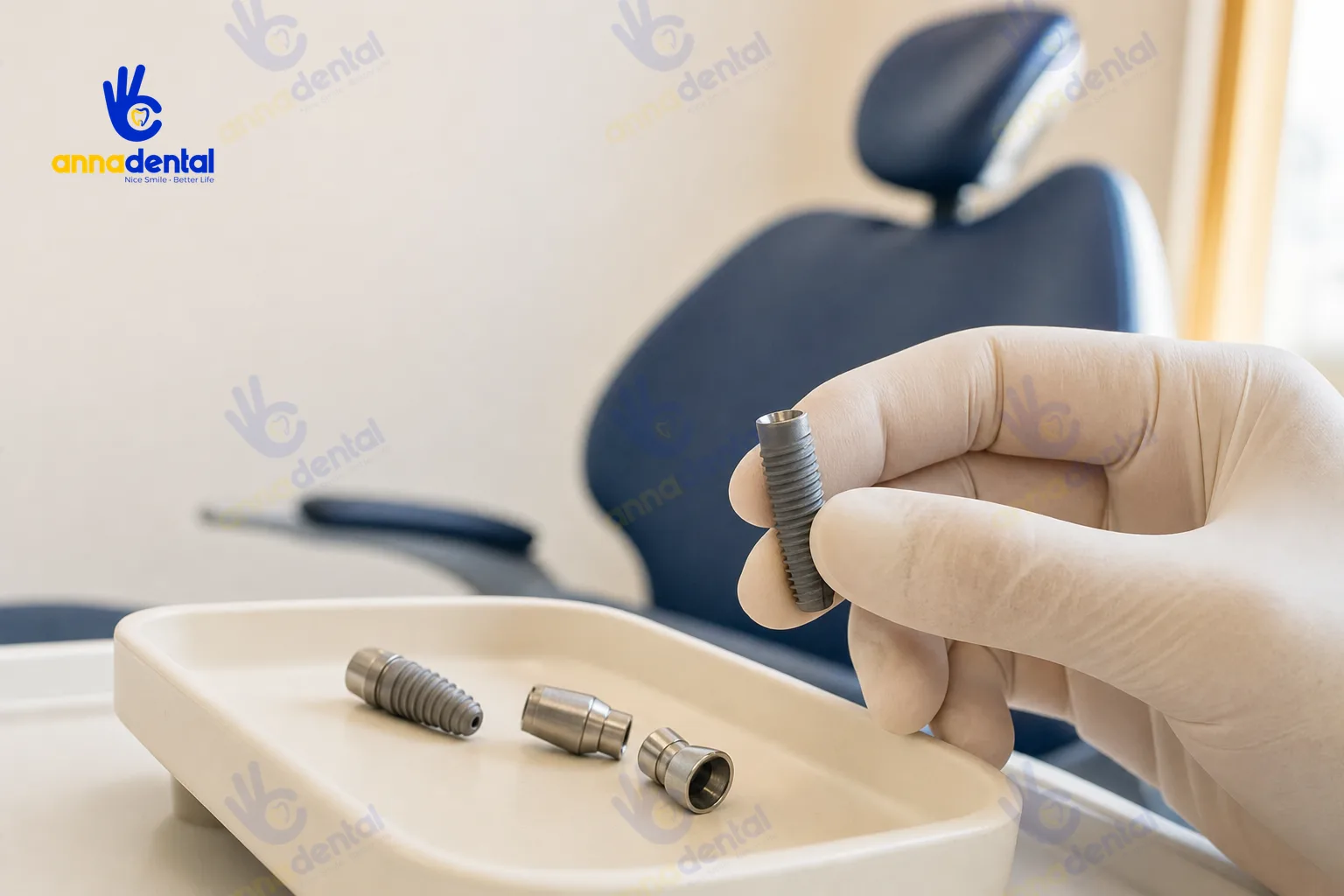 Bàn tay đeo găng cầm trụ implant titan trên khay dụng cụ