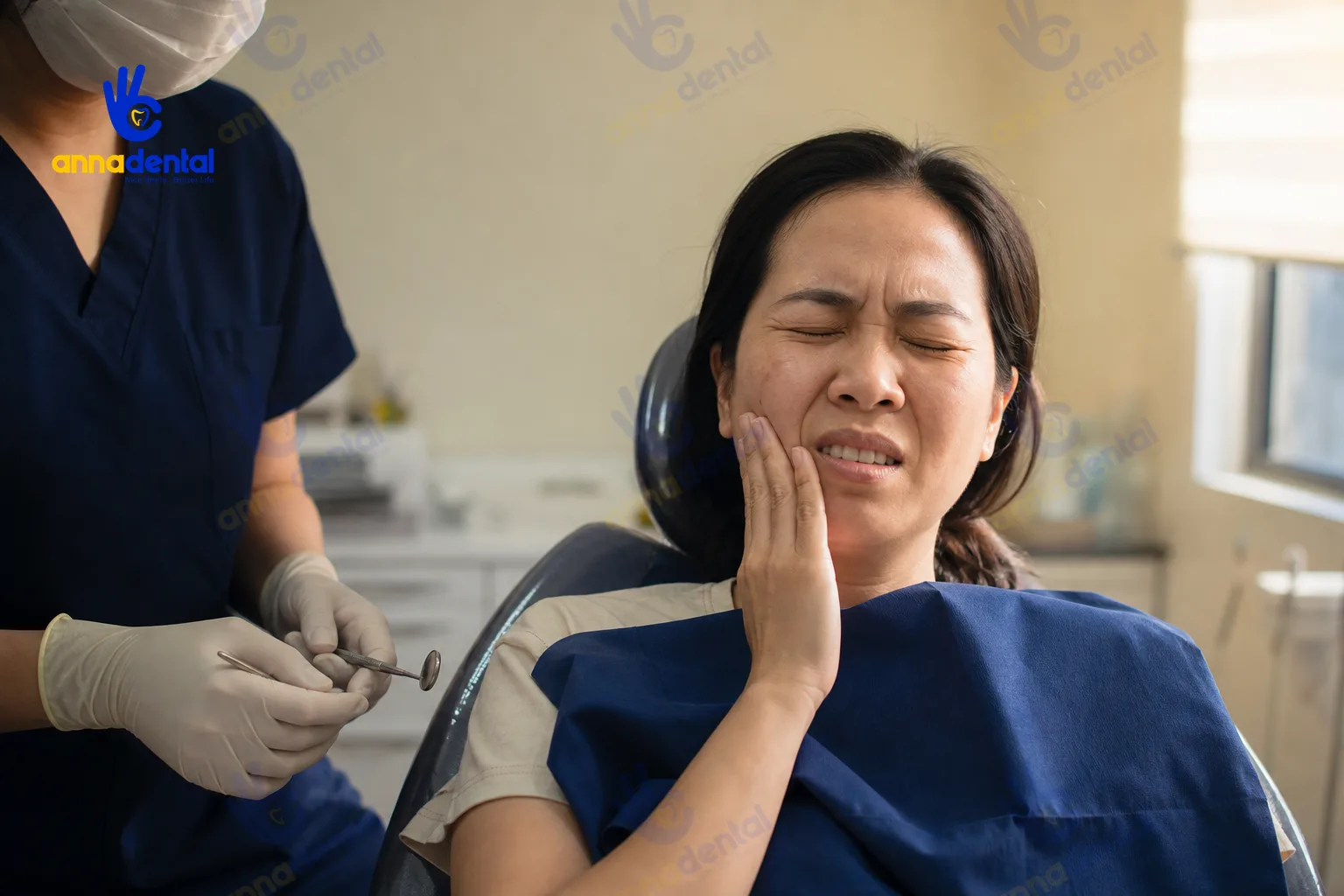 Người bệnh đang ôm má do đau nhức viêm tủy răng kéo dài